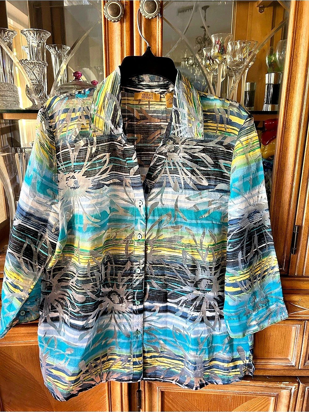 Valerie Stevens Abstract Button Down Top in Blue & Black Large